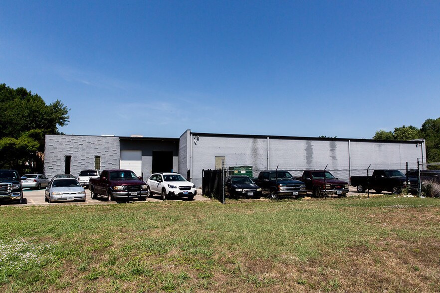 More Photos Of 1539 Round Table Dr, Dallas Light Manufacturing For Sale