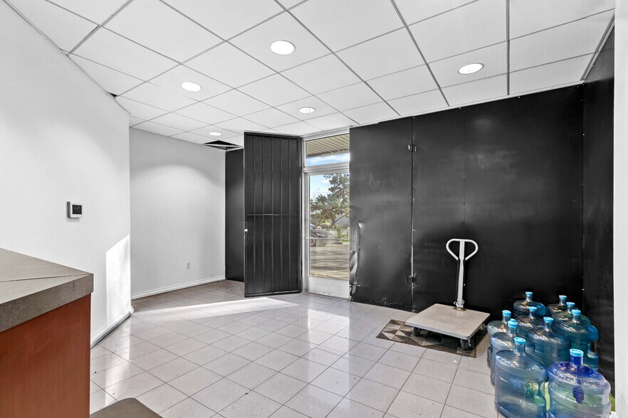 More Photos Of 9362 Eton Ave, Chatsworth Warehouse For Lease