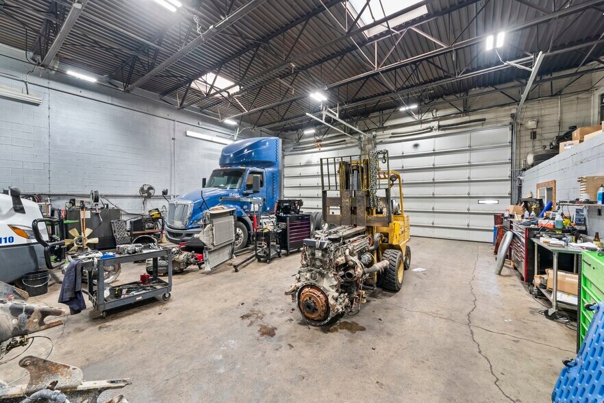 More Photos Of 5944 W 65th St, Chicago Service For Sale