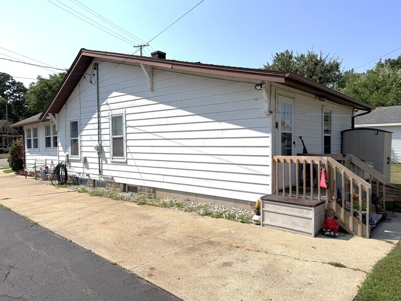 More Photos Of 914 Blackhawk Blvd, South Beloit Multifamily For Sale