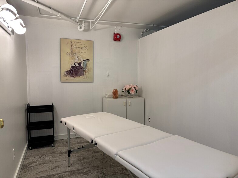 More Photos Of 532-538 College St, Toronto Storefront Retail Residential For Lease