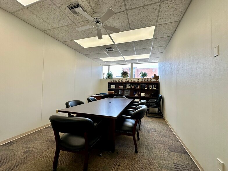 More Photos Of 705 Lamar St, Wichita Falls Office For Sale