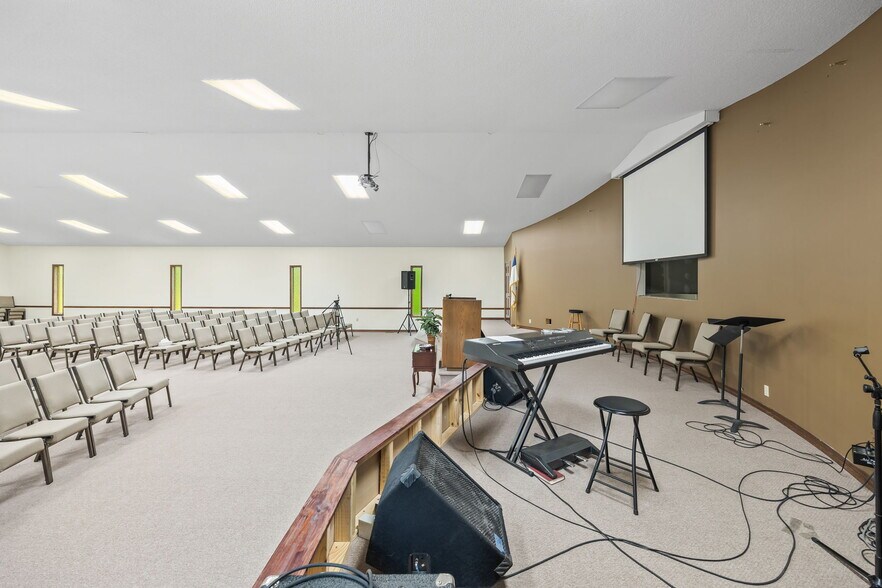 More Photos Of 832 Allardt Hwy, Jamestown Showroom For Sale