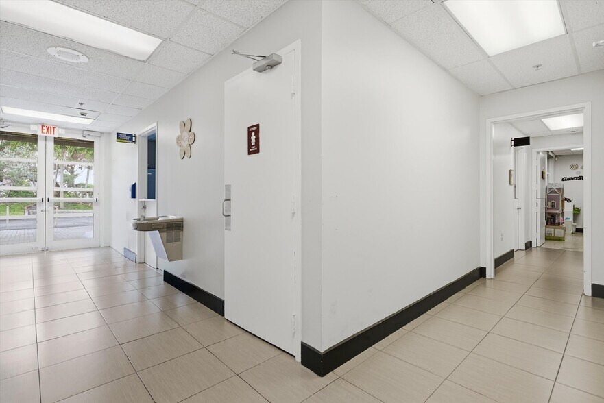 More Photos Of 8527 Pines Blvd, Pembroke Pines Office For Sale