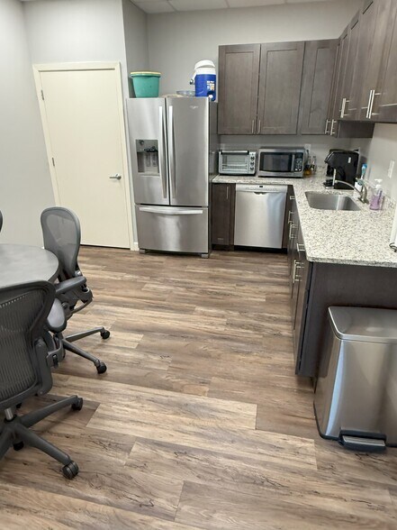 More Photos Of 6683 Reese Rd, Memphis Showroom For Sale