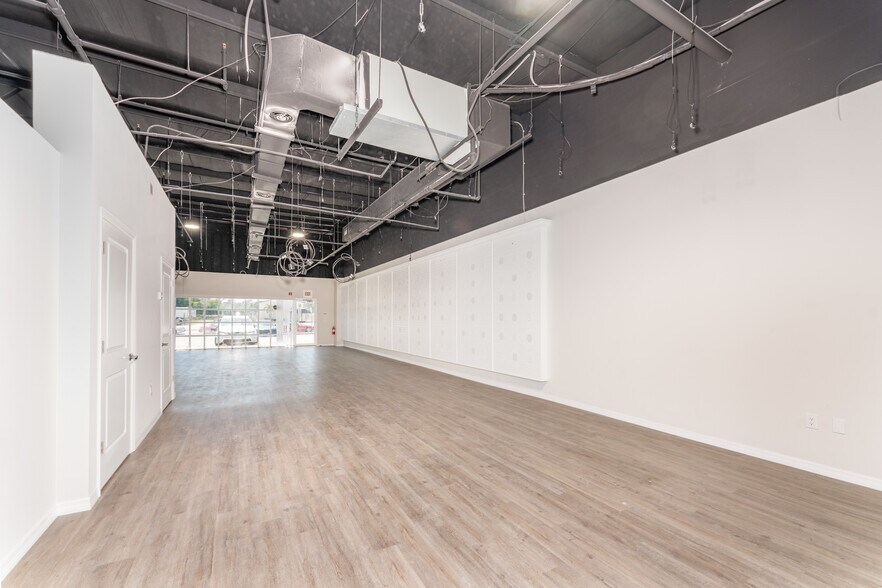 More Photos Of 999 Cattlemen Rd, Sarasota Freestanding For Lease