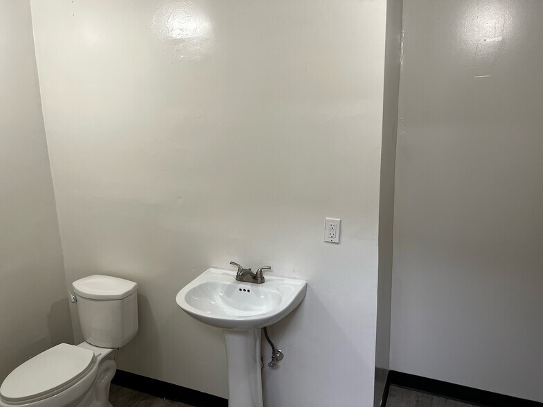 More Photos Of 13095 San Fernando Rd, Sylmar Flex For Lease