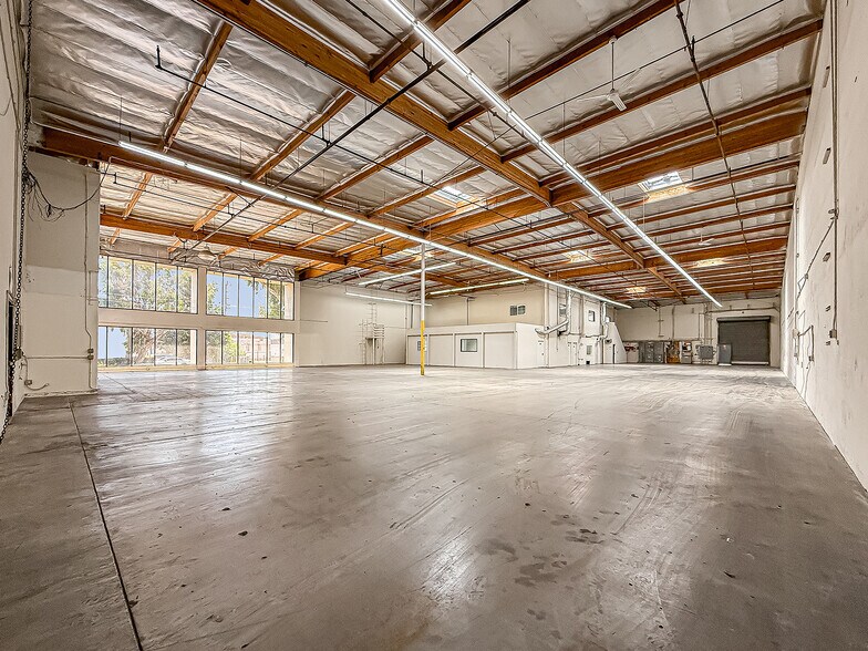 More Photos Of 9420 Chivers Ave, Sun Valley Warehouse For Lease
