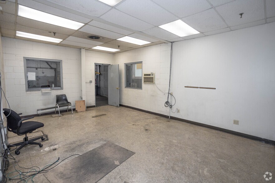 More Photos Of 11 E 2nd St, Mineola Warehouse For Lease