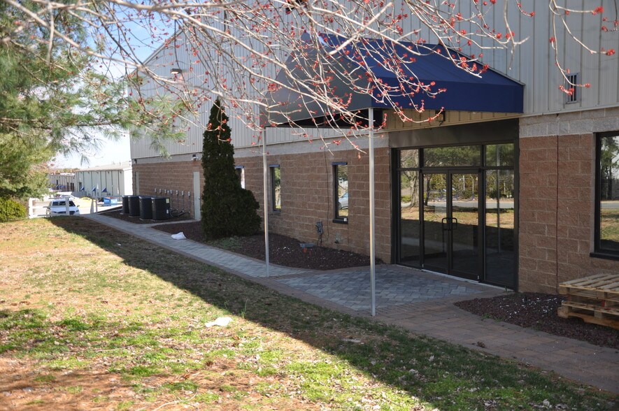 More Photos Of 575-585 Prospect St, Lakewood Warehouse For Lease