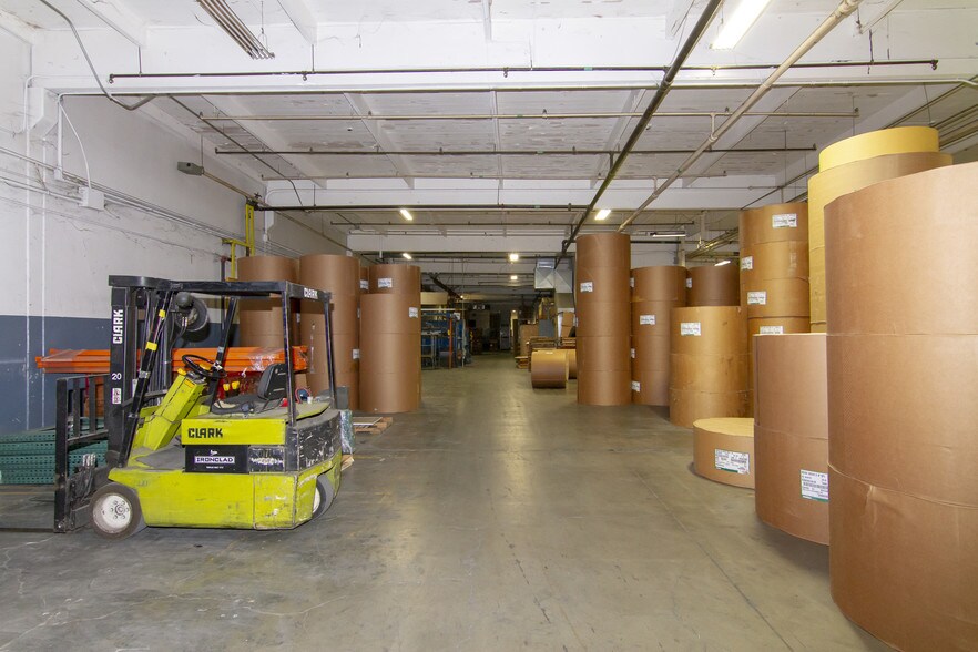 More Photos Of 2515-2517 SE Mailwell Dr, Milwaukie Manufacturing For Lease