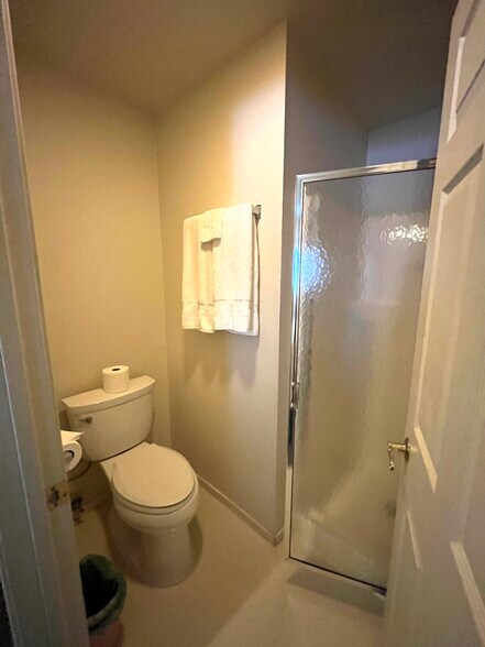 More Photos Of 1004 S Nordic Dr, Petersburg Hotel For Sale