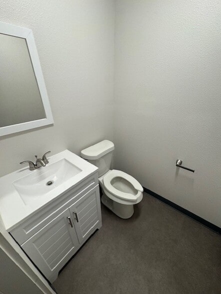 More Photos Of 11901 Warfield St, San Antonio Light Manufacturing For Sale