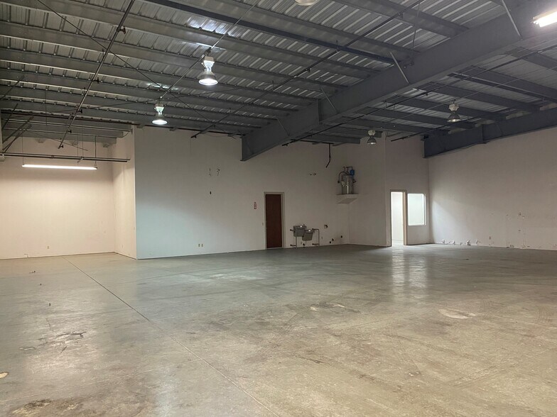 More Photos Of 2695 N Fowler Ave, Fresno Flex For Lease
