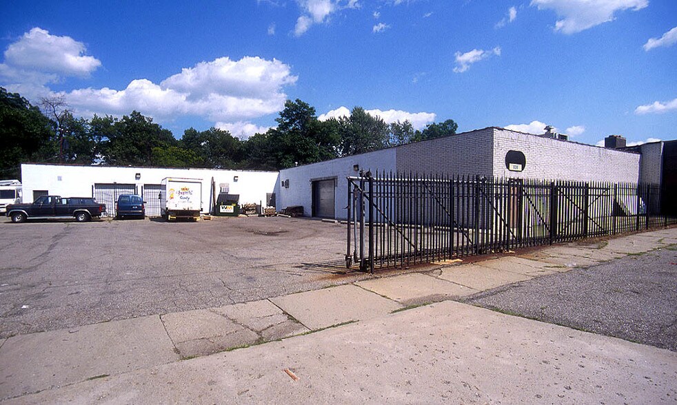 More Photos Of 836 Livernois St, Ferndale Industrial For Sale