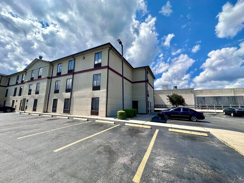 More Photos Of 5635 Tillmans Corner Pky, Theodore Hotel For Sale