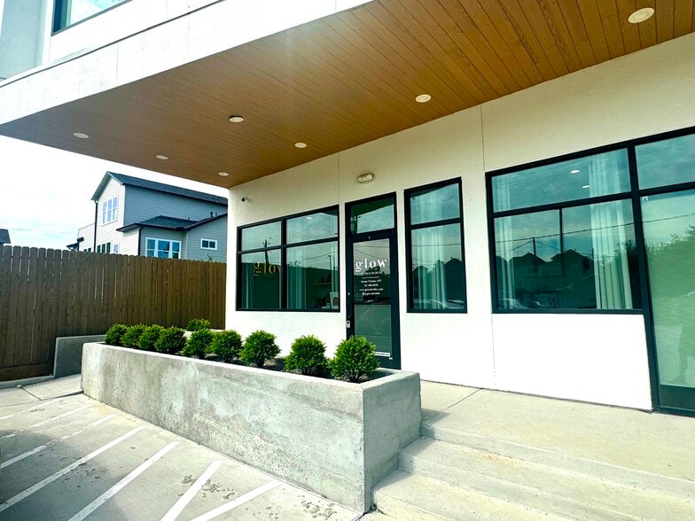 More Photos Of 6815 N Main St, Houston Storefront Retail Office For Sale