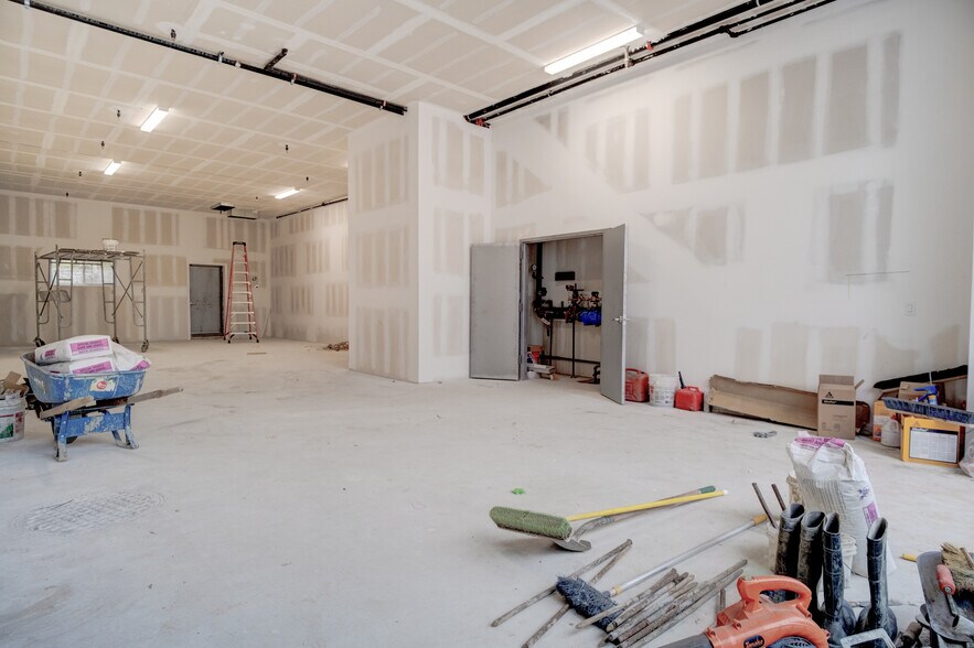 More Photos Of 7813 Metropolitan Ave, Middle Village Storefront Retail Office For Lease