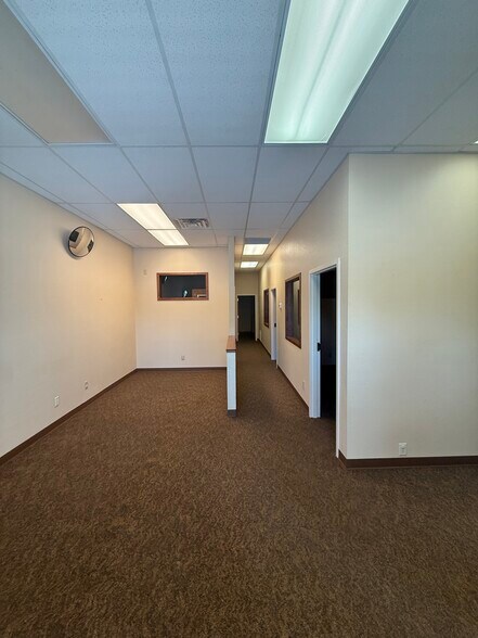 More Photos Of 1414 Hawk Pky, Montrose Freestanding For Lease