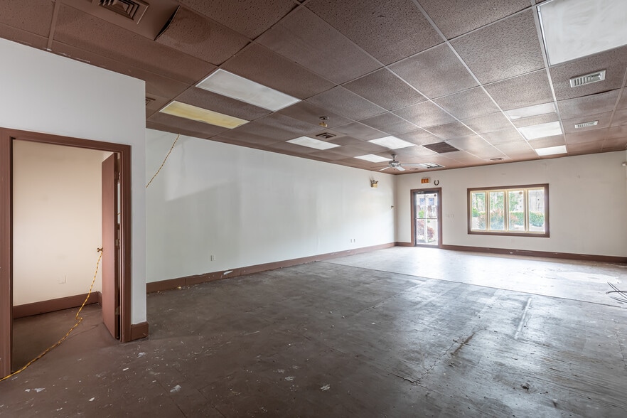 More Photos Of 518 Salmon Brook St, Granby Unknown For Lease