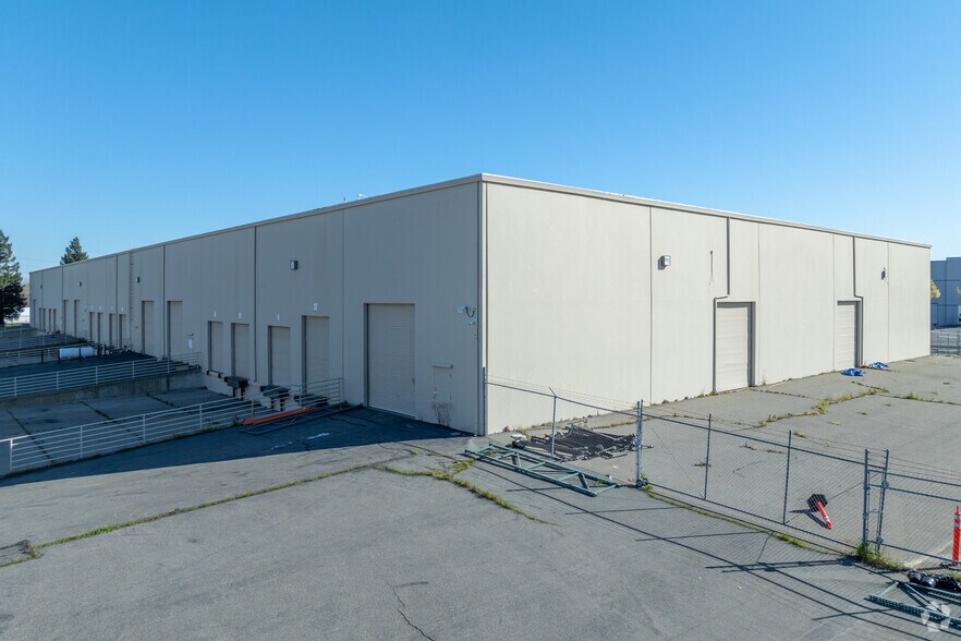 More Photos Of 8432 Rovana Cir, Sacramento Warehouse For Lease