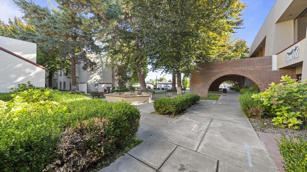 More Photos Of 3311 W Clearwater Ave, Kennewick Office For Sale