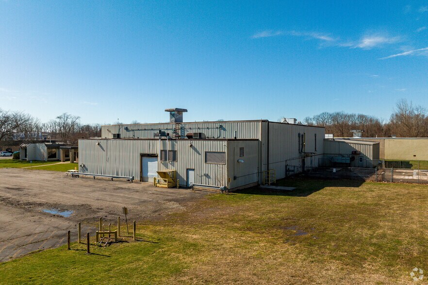 More Photos Of 6 Morrill Pl, Fulton Manufacturing For Sale