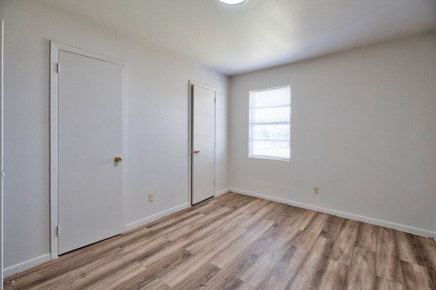 More Photos Of 2500 W 26th St, Plainview Apartments For Sale