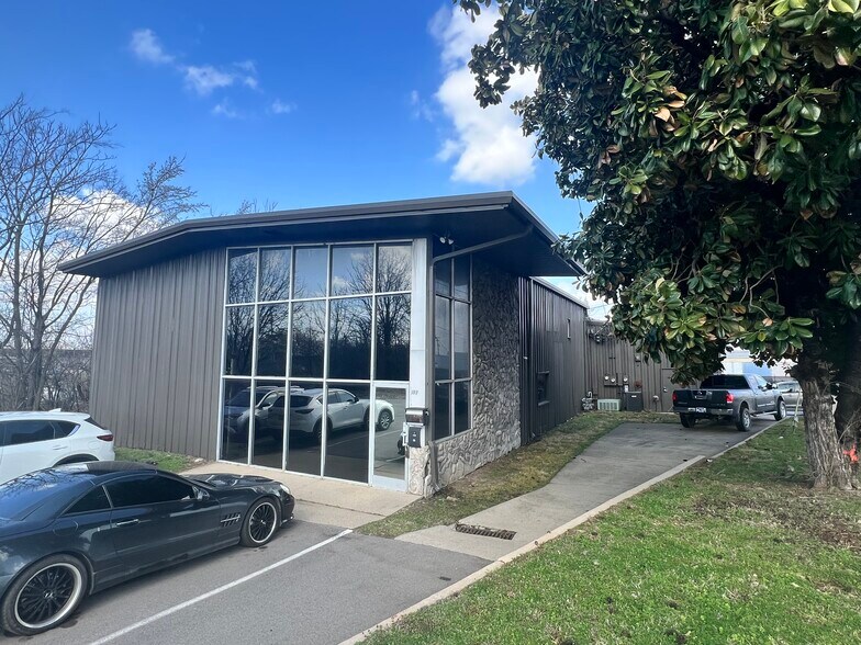 More Photos Of 199 Spence Ln, Nashville Warehouse For Lease