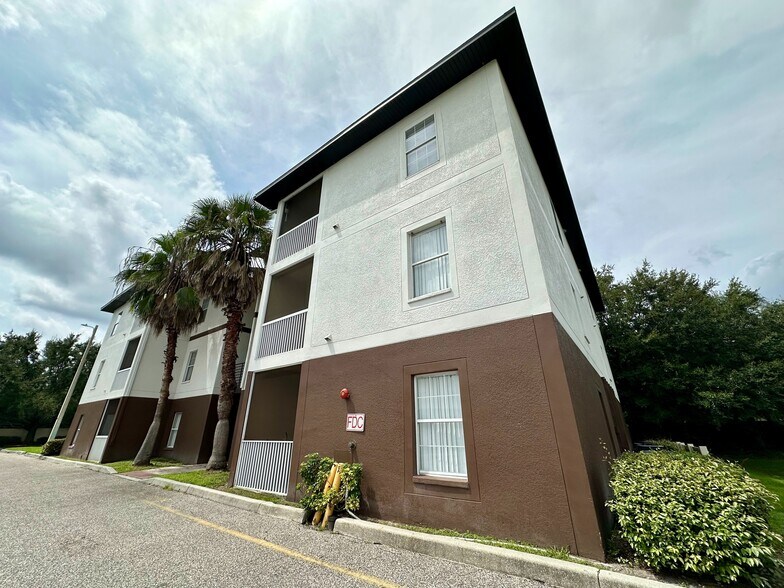 More Photos Of 13009 Kain Palms Ct, Tampa Dormitory For Sale