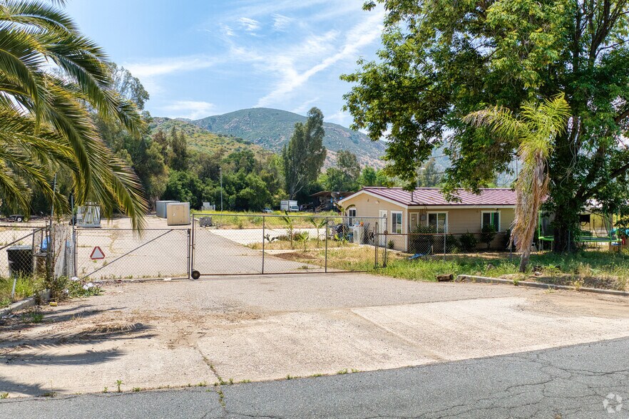 More Photos Of 9839 Blossom Valley Rd, El Cajon Warehouse For Lease