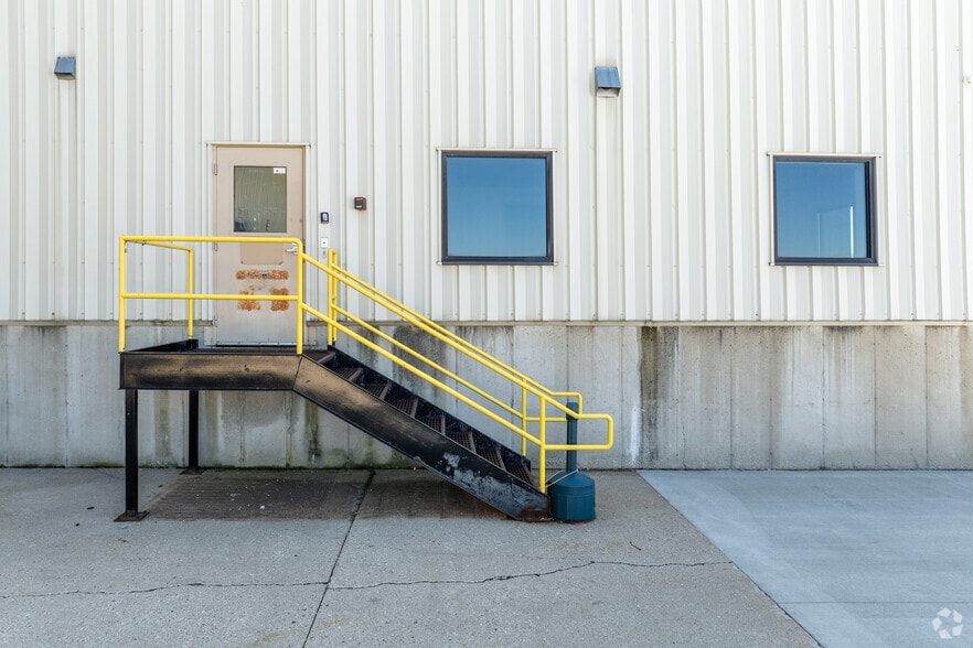 More Photos Of 1381 Partnership Dr, Ashwaubenon Warehouse For Lease