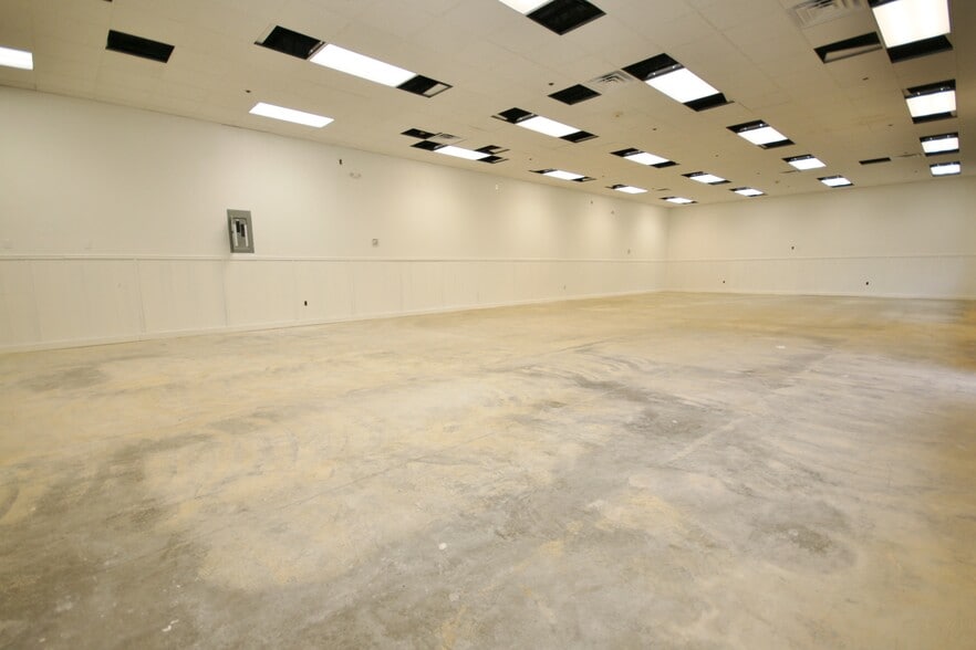 More Photos Of 82 Newbury St, Peabody Restaurant For Lease