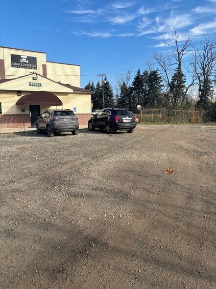 More Photos Of 27300 Ecorse Rd, Taylor Warehouse For Lease