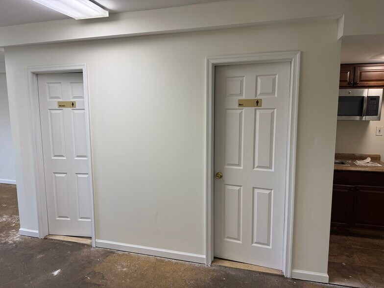 More Photos Of 9126-9166 Euclid Ave, Manassas Warehouse For Lease