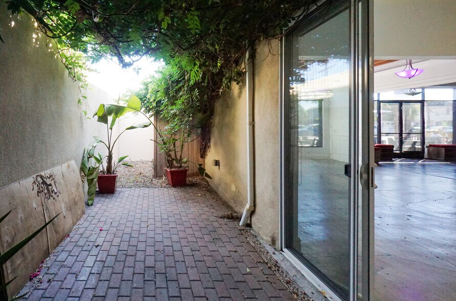 More Photos Of 1700-1702 Lincoln Blvd, Venice Storefront Retail Residential For Lease