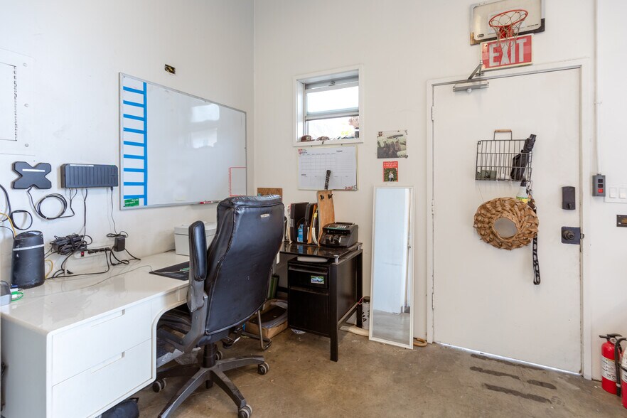 More Photos Of 4355 Lawehana St, Honolulu Industrial For Sale
