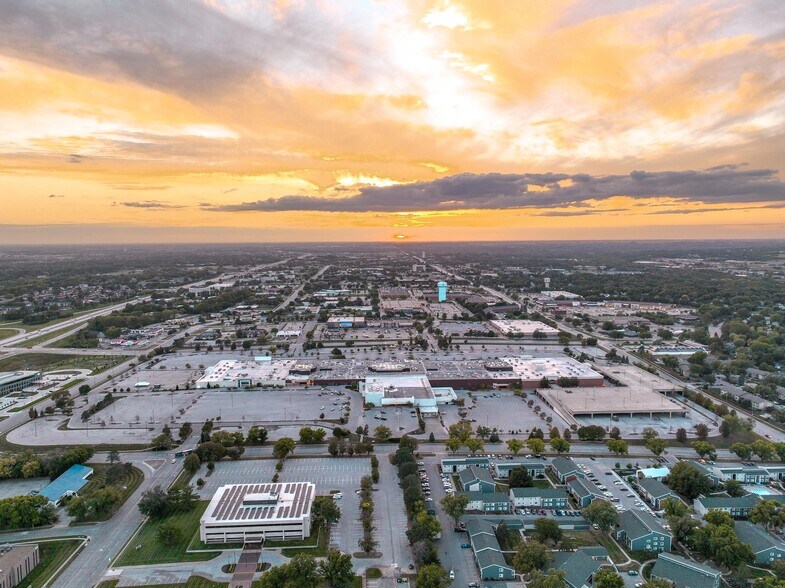 More Photos Of 1551 Valley West Dr, West Des Moines General Retail For Sale