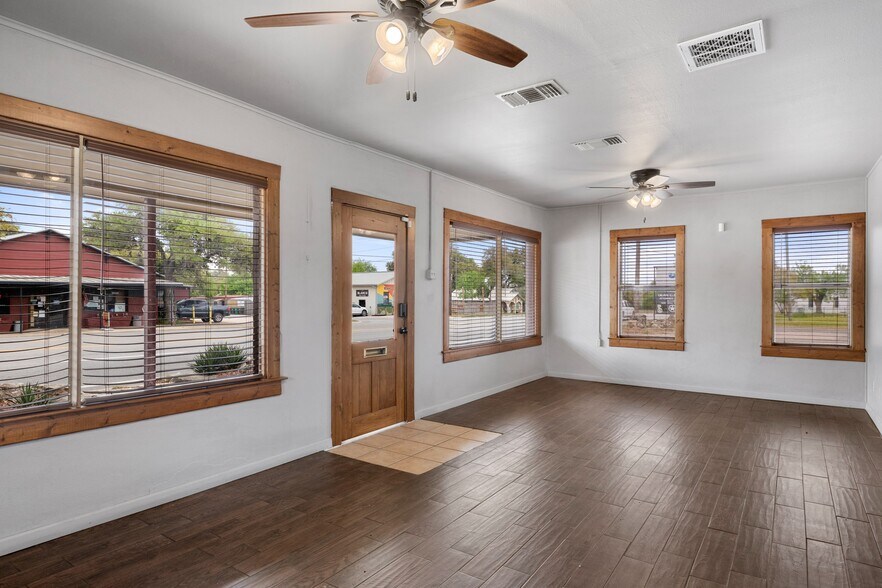 More Photos Of 807 Main St, Blanco Office For Sale