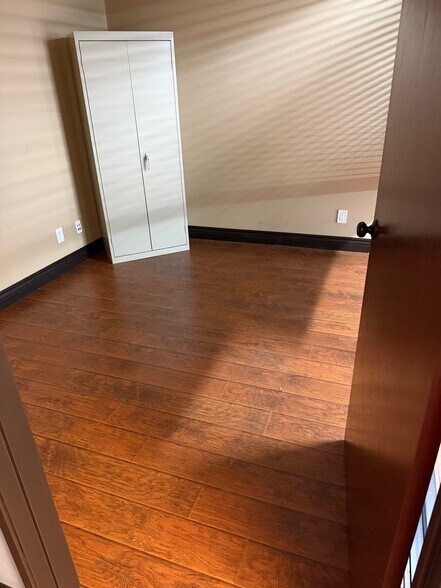 More Photos Of 23291 Ventura Blvd, Woodland Hills Loft Creative Space For Lease