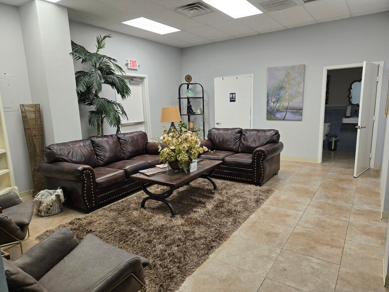 More Photos Of 1312 E Common St, New Braunfels Unknown For Lease