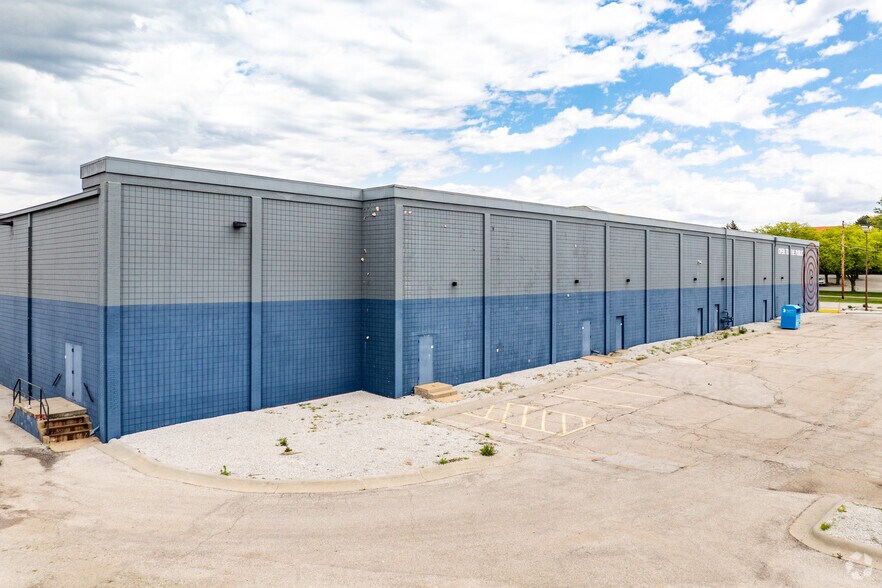 More Photos Of 2828 S 82nd Ave, Omaha Showroom For Sale