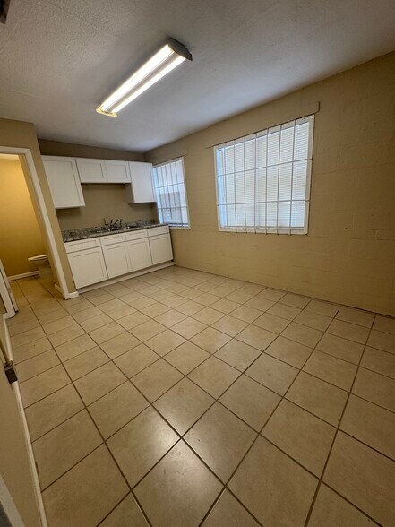 More Photos Of 130 E Zavalla, San Antonio Warehouse For Lease
