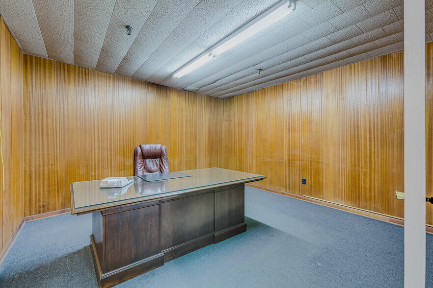 More Photos Of 1000 Gilway St, Holly Hill Light Distribution For Sale