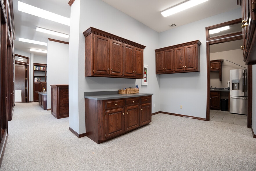 More Photos Of 1900 E 15th St, Edmond Office For Sale