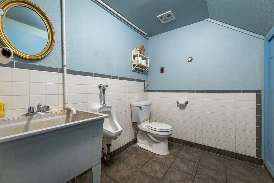 More Photos Of 12150 Charles Dr, Grass Valley Warehouse For Sale