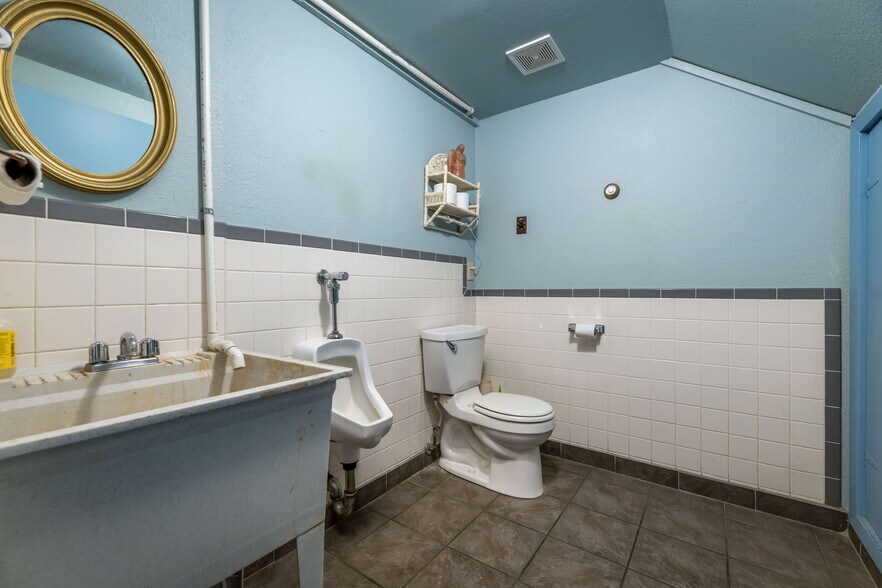 More Photos Of 12150 Charles Dr, Grass Valley Warehouse For Sale