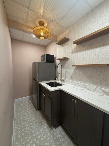More Photos Of 425 E Crossville Rd, Roswell Office Residential For Lease