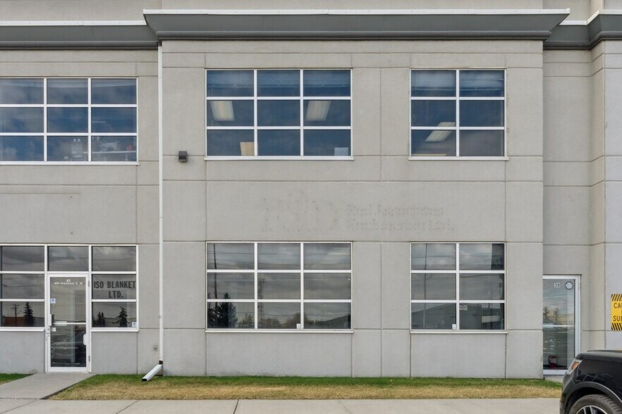 Primary Photo Of 4511 Glenmore Trl SE, Calgary Showroom For Lease