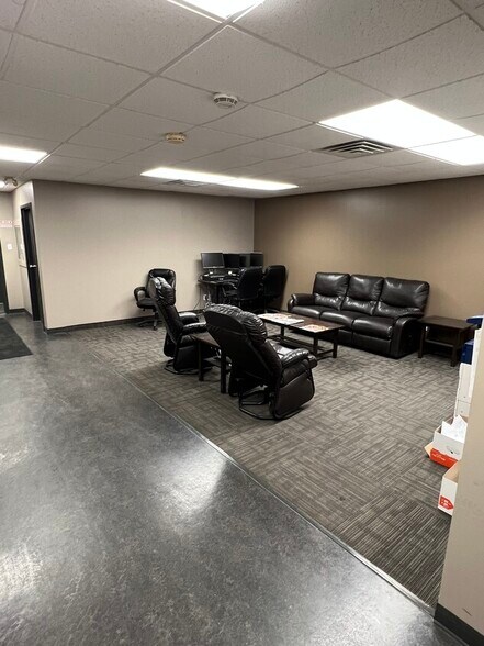 More Photos Of 5977 Hazeldean Rd, Ottawa Warehouse For Lease